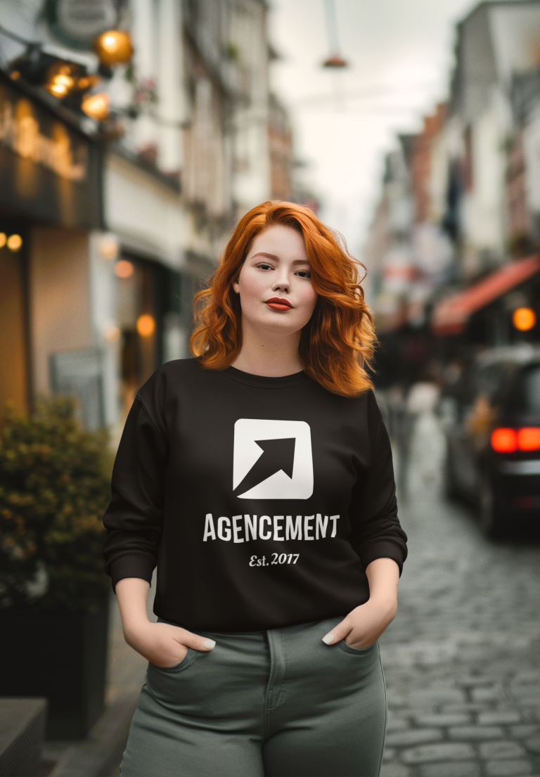 Femme rousse portant un chandail Agencement prenant une photo à l’extérieur